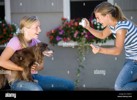 Teen Girl Pose Avec Son Chien Tout En Meilleur Ami Prend Des Photos