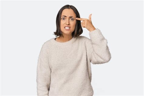 Mujer joven caucásica con cabello corto mostrando un gesto de decepción