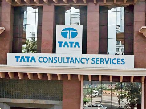 Tcs ची रेकॉर्ड ब्रेक कामगिरी कमावला ९ ९२६ कोटींचा निव्वळ नफा वर्षभरात