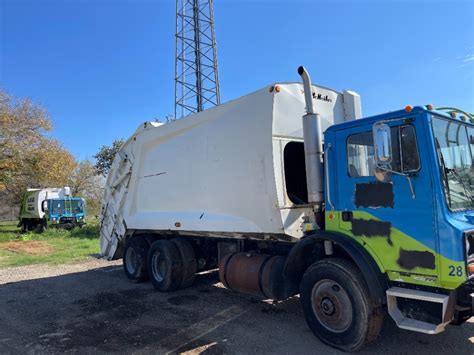 Frontier Waste 2001 Mack Mr W 25yd Mcneilus Body Rear Loaders