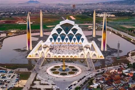 Selain Masjid Al Jabbar Inilah Rekomendasi Tempat Wisata Religi Di