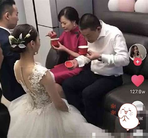 抖音结婚最嫩婆婆走红，看到她颜值后，不是某宝 妈妈装 模特？ 哔哩哔哩