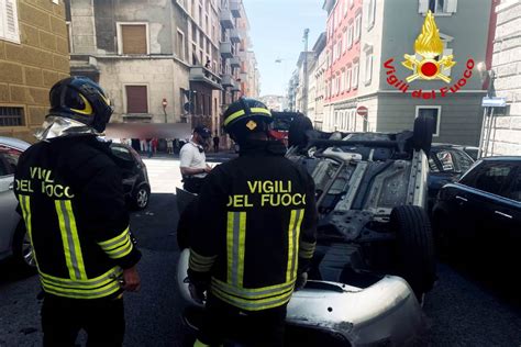 Trieste Incidente Stradale In Via Foscolo Un Auto A Ruote All Aria