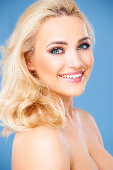 Schöne Gesunde Junge Blonde Frau Stockfoto Bild von getrennt leute 44115830