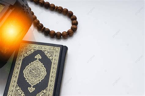 Latar Belakang Quran Arab Dengan Lentera Dan Tasbih Di Latar Belakang