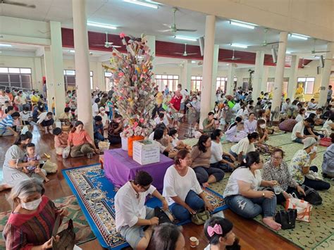 พุทธศาสนิกชน ร่วมทำบุญตักบาตร ฟังพระธรรมเทศนา เวียนเทียน เนื่องในวัน