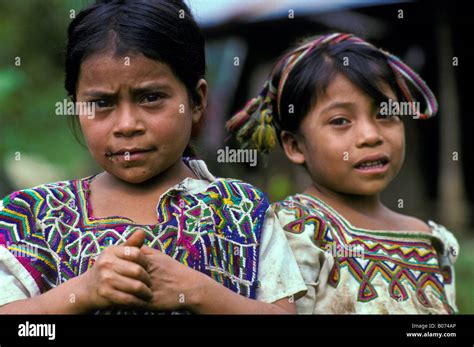 Zwei Junge Guatemaltekischen Maya M Dchen In Ihren Traditionellen