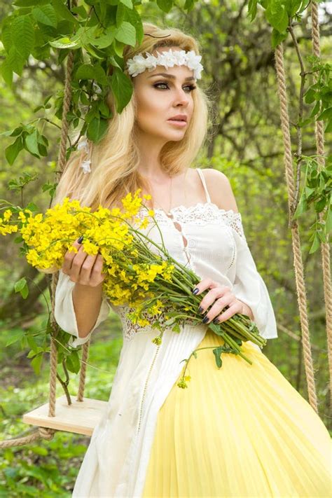 Oscillation Naturelle Sexy Blonde Renversante De Femme Sur Une Oscillation Sur Un Arbre Portant