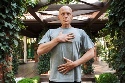 Hombre de fitness joven motivado haciendo ejercicios de respiración