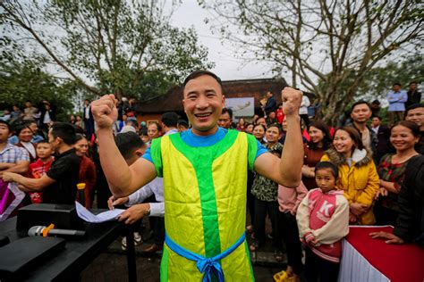 Gay cấn những màn thi vật tay trong Lễ hội Hải Thượng Lãn Ông