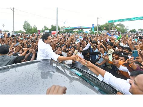 పలస ఆకషలనన పటతతన అభమన ఫటల YS Jagan Receives