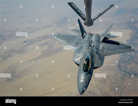 F Raptors Stealth Fighters Perform Aerial Refueling Stock Photo Alamy