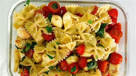 Salade De Farfalle Aux Tomates Cerises Et Mozzarella Marin E Facile Et