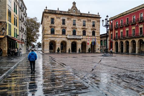 Plaza Mayor Y Ayuntamiento De Gijón En Un Día Lluvioso Que Flickr