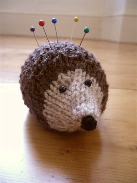 Knitted Hedgehog Pin Cushion T Cnicas De Croch Croch