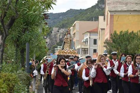 Varigotti La Parrocchia San Lorenzo Celebra La Madonna Del Rosario