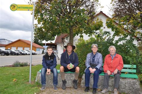 Eine grüne Bank für Mitfahrer