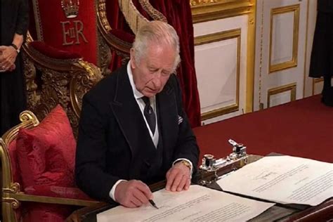 Charles III é proclamado oficialmente o novo rei do Reino Unido OFuxico