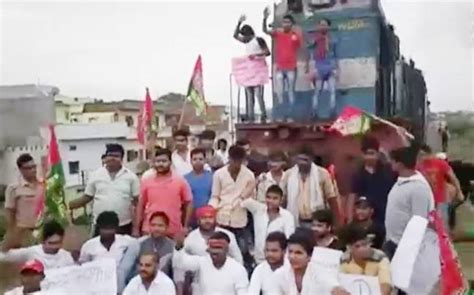 Allahabad Samajwadi Party Workers Halt Train In Protest Against Gst