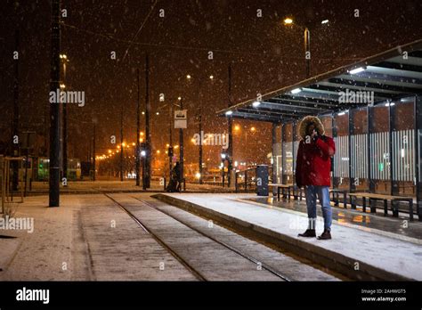 Roter Mantel Im Schnee Stockfotos Und Bilder Kaufen Alamy