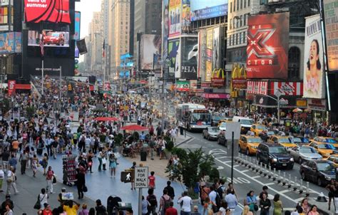 Multitud De Personas Caminando Por Las Calles De Times Square En Nueva