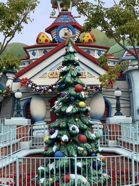 PHOTOS: The Christmas Trees of Disneyland Park - WDW News Today