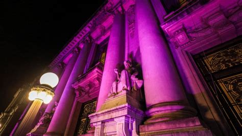 Palácio Piratini recebe iluminação rosa para alertar sobre o câncer de