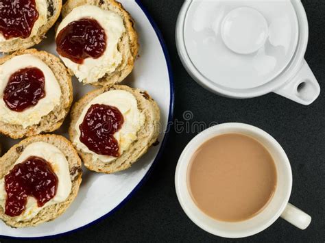 Scones Con Crema Y Mermelada De Fresa Coaguladas Foto De Archivo