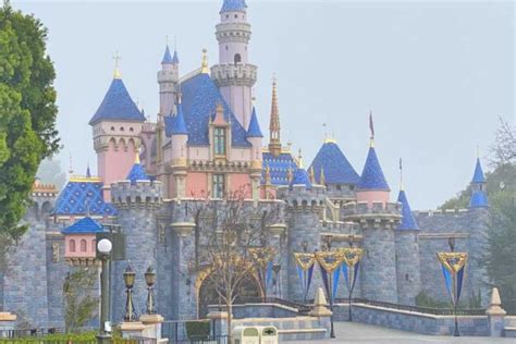 Disneyland Weather Month By Month And What To Pack