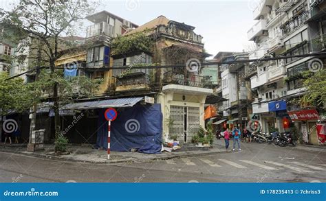 Hanoi Vietnam Circa Janeiro De Pessoas Visitando Famosa Rua De