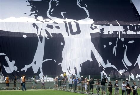 EN IMAGES Au stade du Santos FC le Brésil rend un dernier hommage au