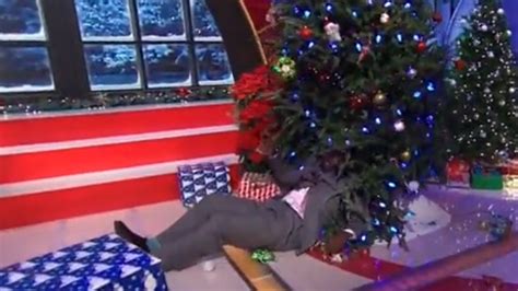 Kenny Smith Sends Shaquille Oneal Crashing Into Christmas Tree On Tnt