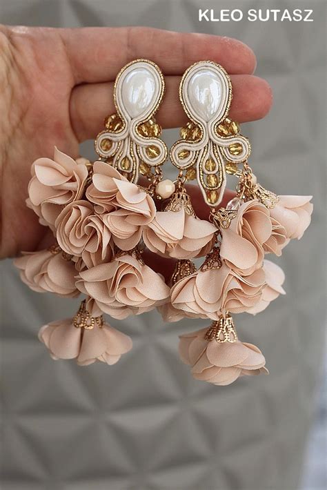 FLORE BEŻOWE NUDE ZŁOTE KOLCZYKI KWIATKI DUŻE DŁUGIE SUTASZ KLEO SUTASZ
