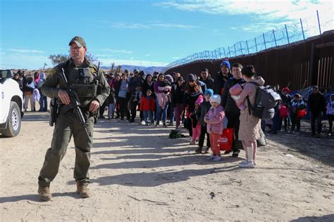 EE UU ha deportado a 690 000 migrantes desde que levantó el Título 42