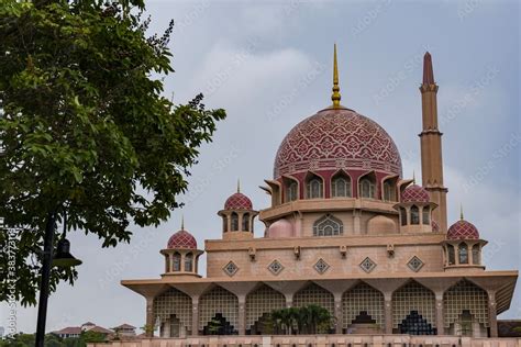 The Putra Mosque (Malay: Masjid Putra) is the principal mosque of ...