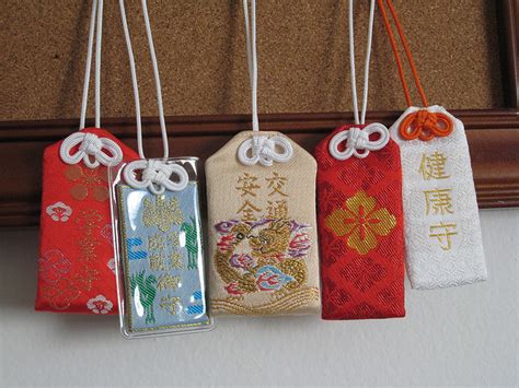 Nihon / Япония / O-mamori ( お守り , 御守 или 御守り )