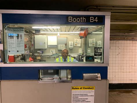 In Nycs Subway Its The Twilight Of The Ticket Booth Bloomberg