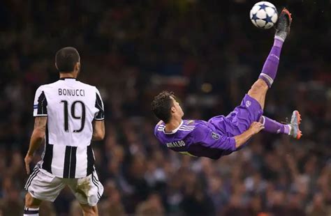 Ranking the top 10 best bicycle kick goals in history - Sportszion