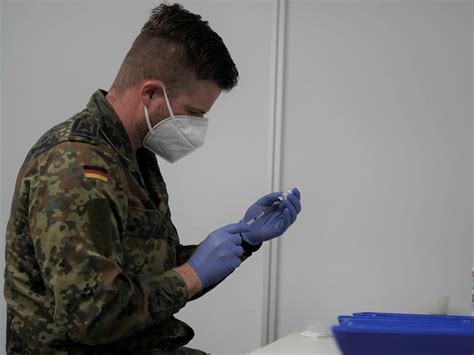 Antreten zur Immunisierung Bundeswehr bereitet sich auf Großeinsatz in