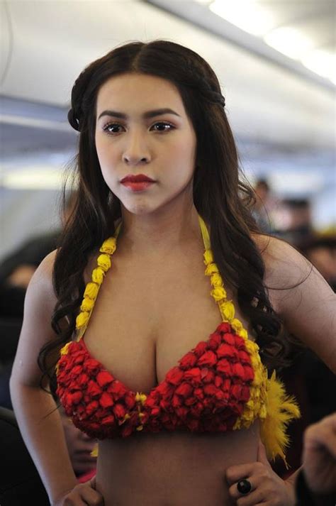 Bỏng mắt với màn trình diễn bikini siêu hot trên máy bay
