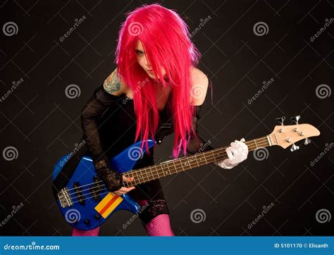 Fille Punke Attirante Avec La Guitare Basse Photo Stock Image Du