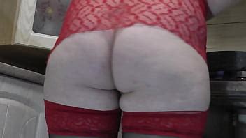 MILF caliente mami Frina continúa su cocina desnuda En la cocina erótica en bata transparente