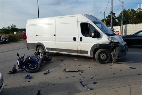 Wypadek na Białołęce 17 letni motocyklista uderzył w busa jest w szpitalu