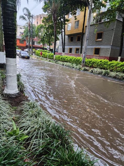 Fuerte aguacero en Medellín deja varias vías inundadas y la caída de un