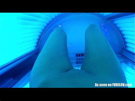 Hot Babe Plays With Her Pussy In A Tanning Bed XVIDEOS