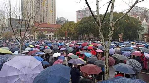 零八宪章 武汉万人市府集会 抗议医药费缩减 警力对峙