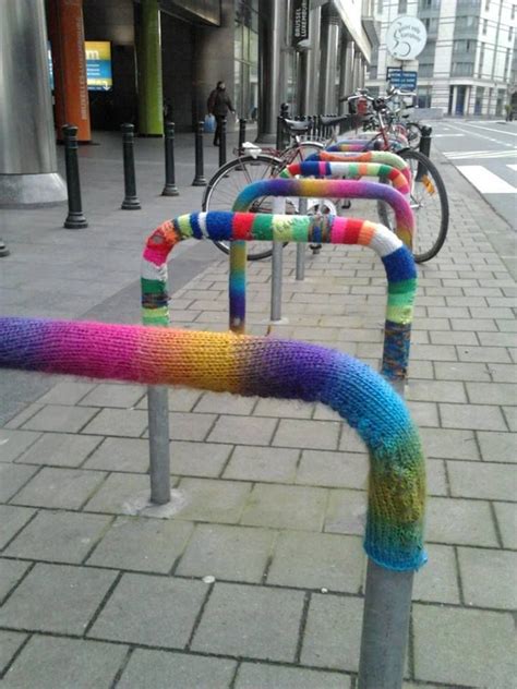 Yarn Bombing Street Art Arte Parque De Bolsillo Cubierta De Hilo