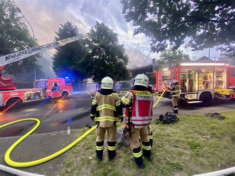 Hilden Großbrand in Hilden Schreinerei in Flammen Fotos