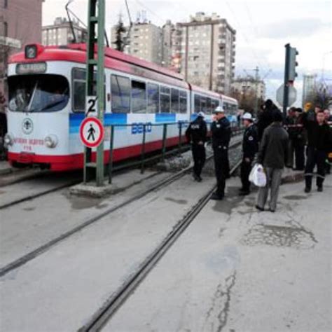 Tramvay N Alt Nda Kalan Ya L Kad N Hayat N Kaybetti Haberler