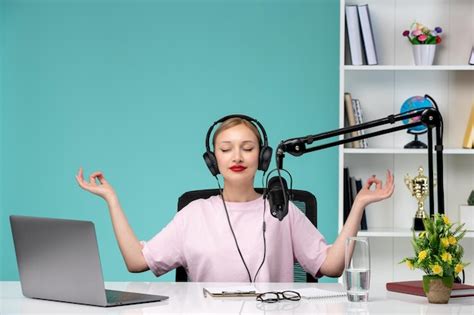 Journaliste blogueur au bureau jeune jolie fille blonde enregistrant une vidéo sur ordinateur